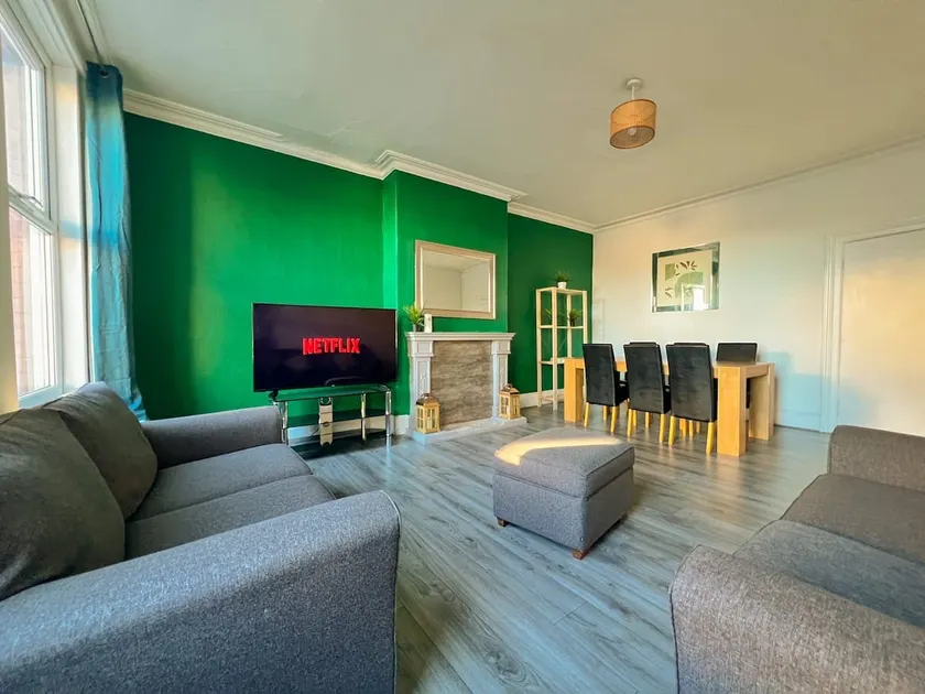 Spacious 4-bedroom Apartment - free public parking - Image 1