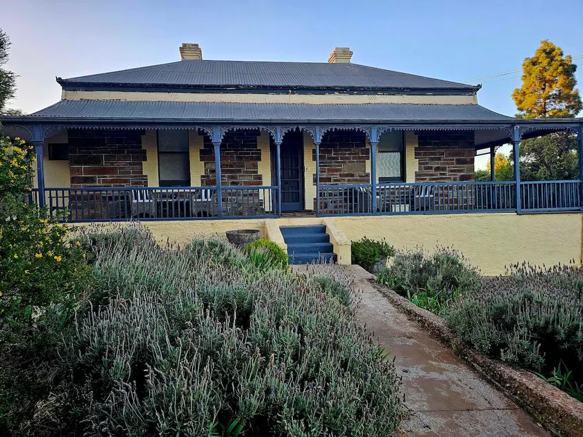Burra House - Stylish Country House in Burra. - Image 1