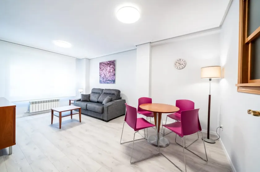 Go Apartments - Genoa Parquesol 2 beds + extra - Image 1
