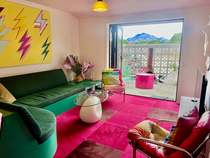 Pop & Peak apartment with courtyard, fire & views - Image 1