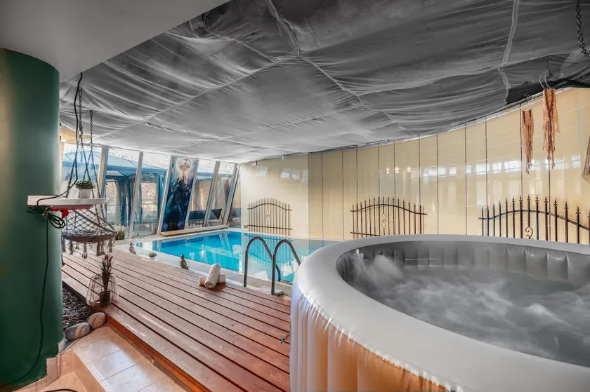 Amazing pool hot tube billard sauna free parking - Image 1