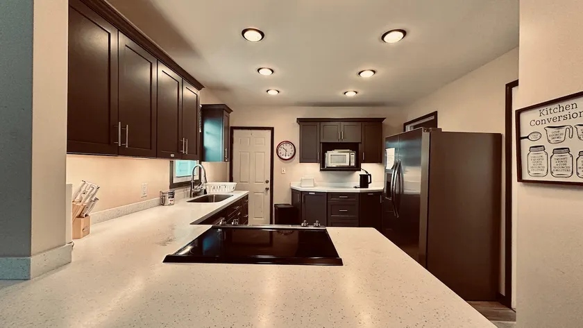 3 bedroom village apartment. Walk to restaurants! - Image 1