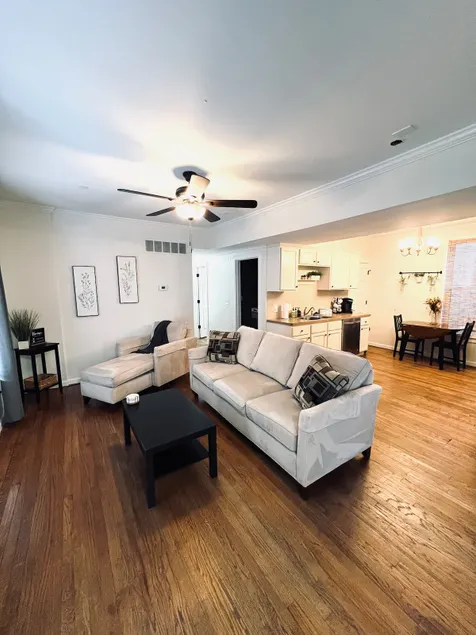 Cheerful 2-bedroom townhouse 3 min walk to town - Image 1