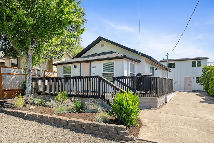 Modern craftsman home close to all Garibaldi has to offer. Dog Friendly! - Image 1
