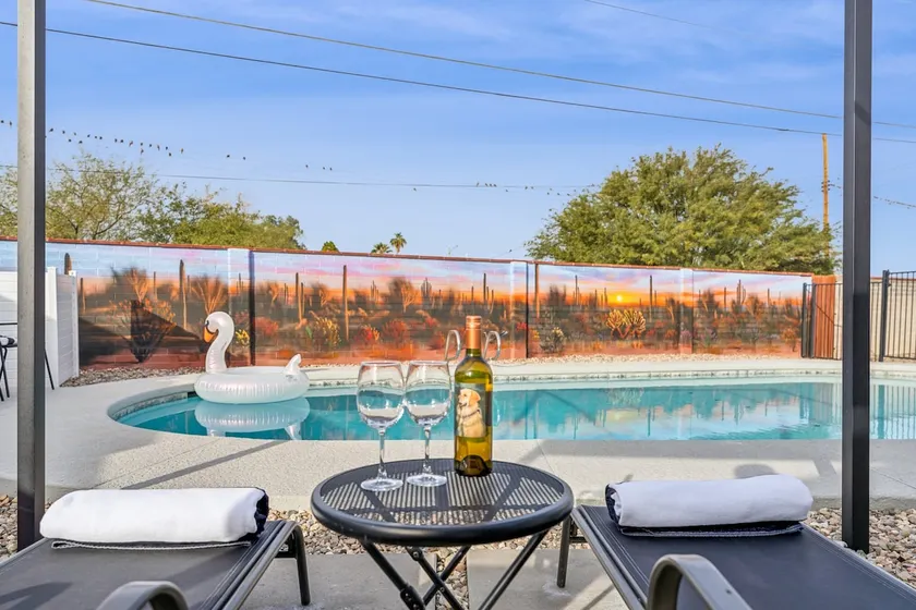 The GalOasis | Pool, King Bed & Free Parking - Image 1