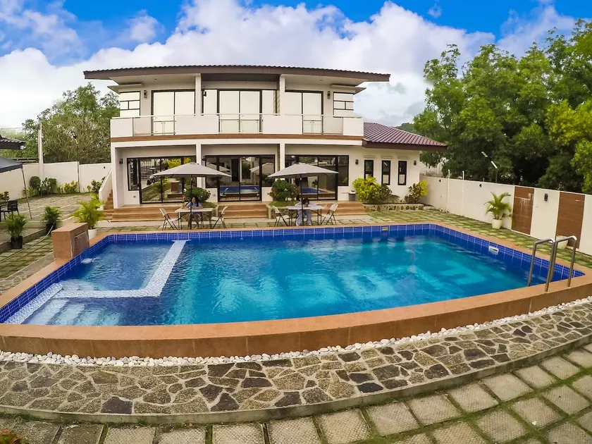 Exclusive 8-room Beach House with pool - Image 1