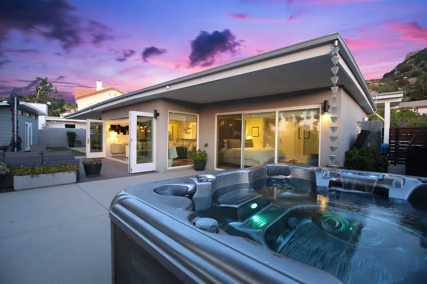 HOT TUB / Chic / Firepit / Rocky Peak / Beautiful! - Image 1
