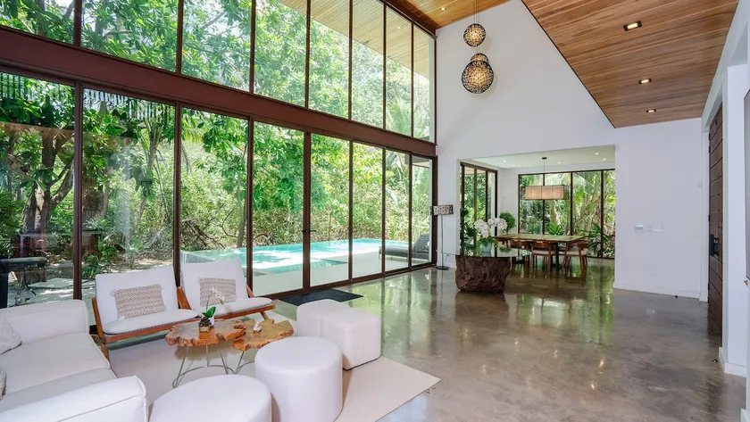 200m to Beach 4BR 3.5BA Villa private pool parking - Image 1