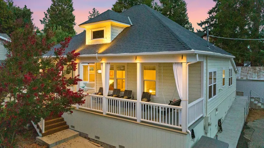 Renovated Historic Cottage 2 blocks to downtown - Image 1