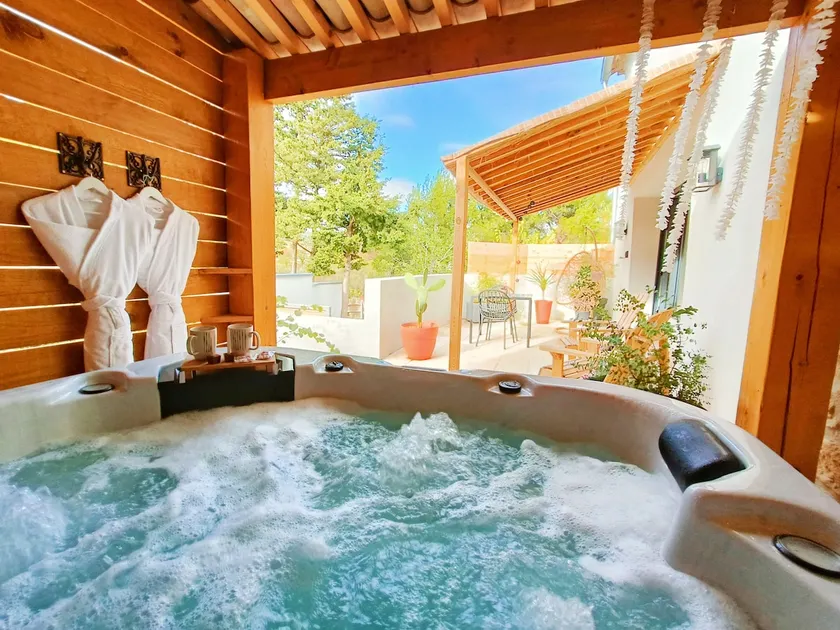 Large private 4-star jacuzzi, terrace, linens included. - Image 1
