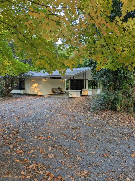 Historic Little House in Town - Image 1
