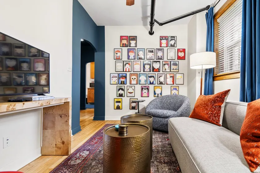 A Hand-some Place • Vintage 1BR Near Wrigley - Image 1