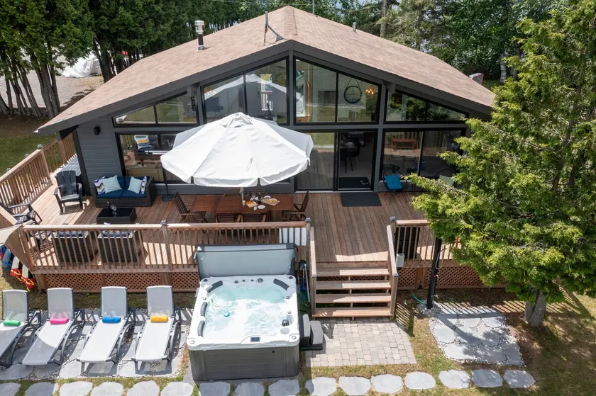 Lake House Chalet Laurentians - Image 1