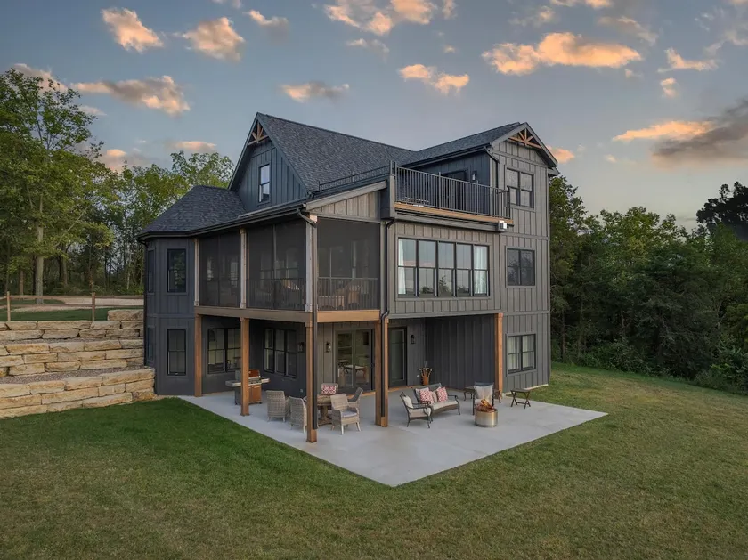 Cliffside Cottage, Private Pond, 50 acres w/ Breathtaking views near Galena, IL - Image 1
