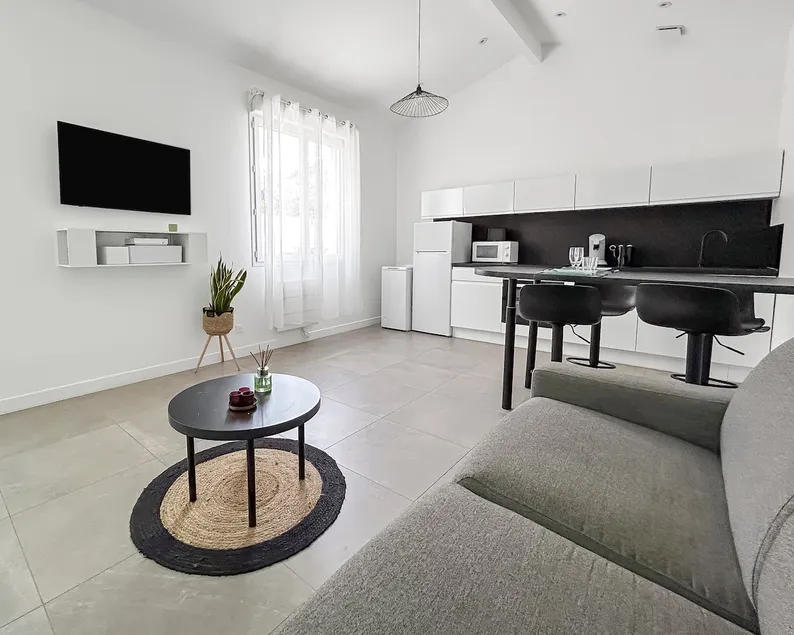 Beautiful Modern 2-Bedroom House – Close to Downtown & Tram - Image 1