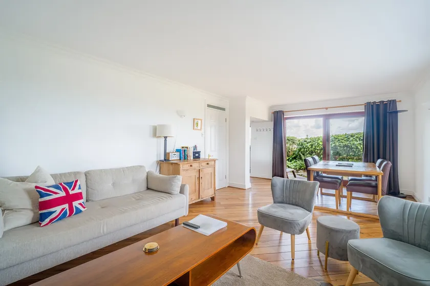 Spacious modern flat - central with parking - Image 1