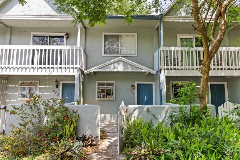 Comfy Townhome | 8 min to UF |Longstaydiscounts - Image 1