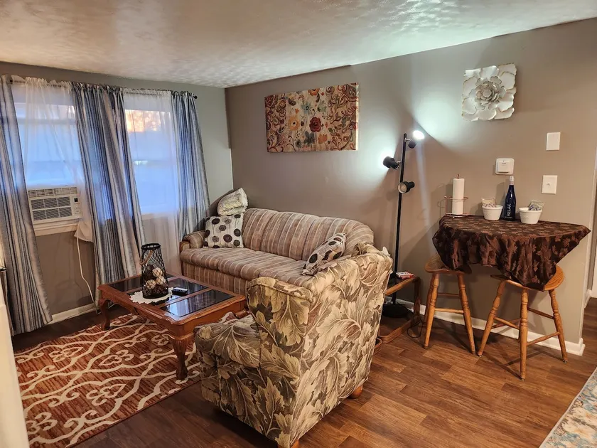 Welcoming, Wonderfully Cozy 1 bdrm Apt - Image 1