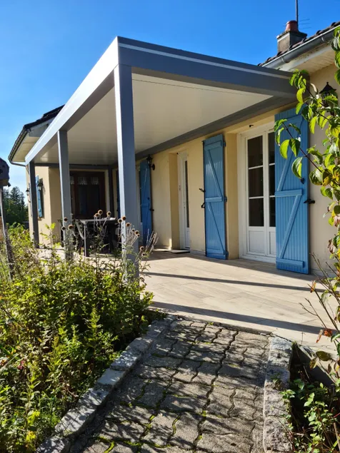Charming house, parking lots and river - Image 1