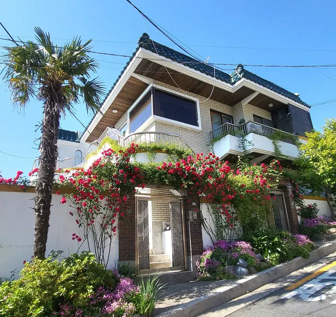 [Sunflower House No. 102] White Yeoul is a vintage house. 2 bedrooms. 2 queen beds. Free parking. - Image 1