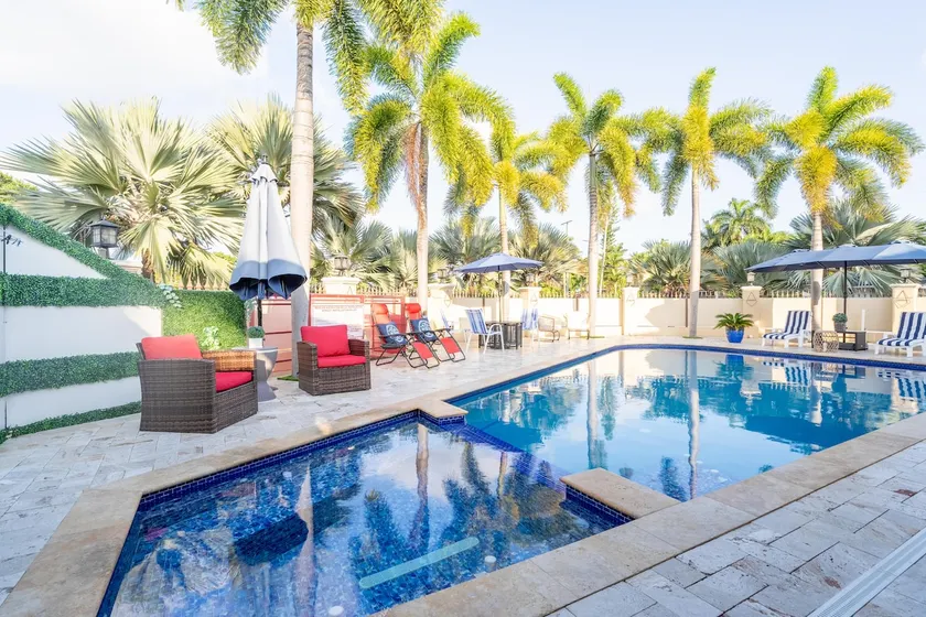 Guesthome w/ Heated Pool 5 mins from Miami Airport - Image 1