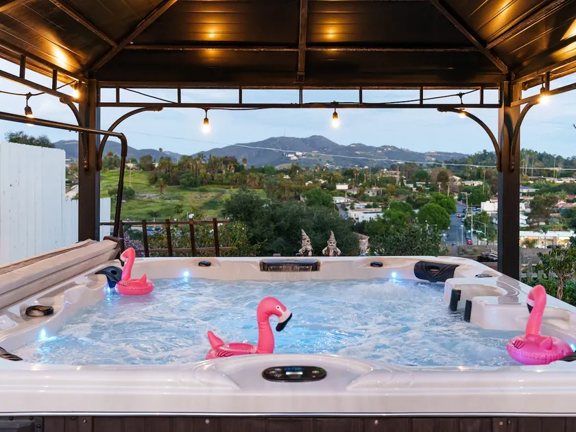 Secluded Family Escape: Game Room, Hot Tub, Beach - Image 1