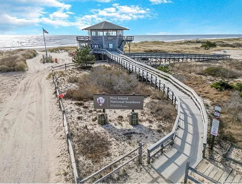 Beach Getaway! Central Location + Private| Laundry - Image 1