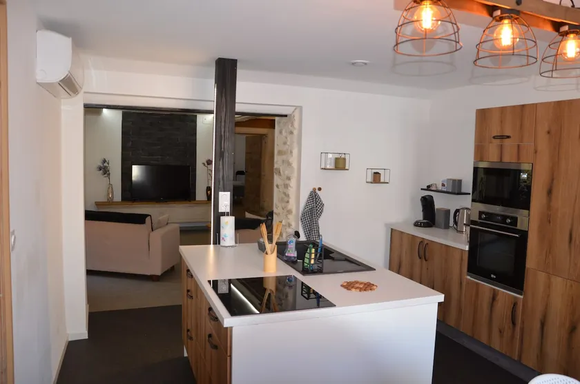 Private Balneo, 3 bedrooms, 2 bathrooms, courtyard - Image 1