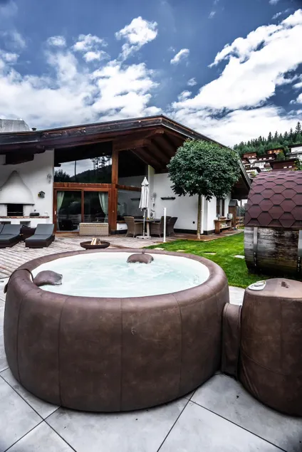 Apartamento vacacional con jardín, terraza y jacuzzi | Vistas a la montaña - Image 1