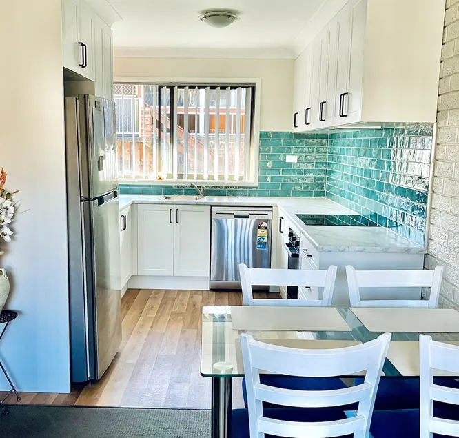 Clean 2 bed apartment-parking & renovated bathroom - Image 1