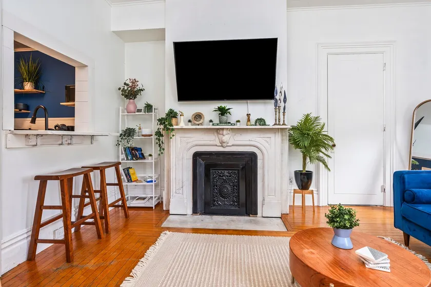 Stylish Apt with Lots of Natural Light - Image 1