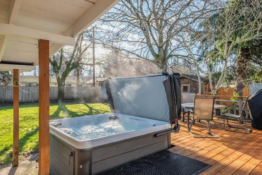 Comfy Home In Lebanon, Hot Tub - Image 1