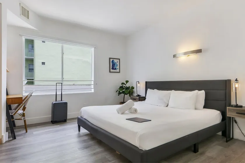 At Mine • Stylish Central Suite • Parking - Image 1