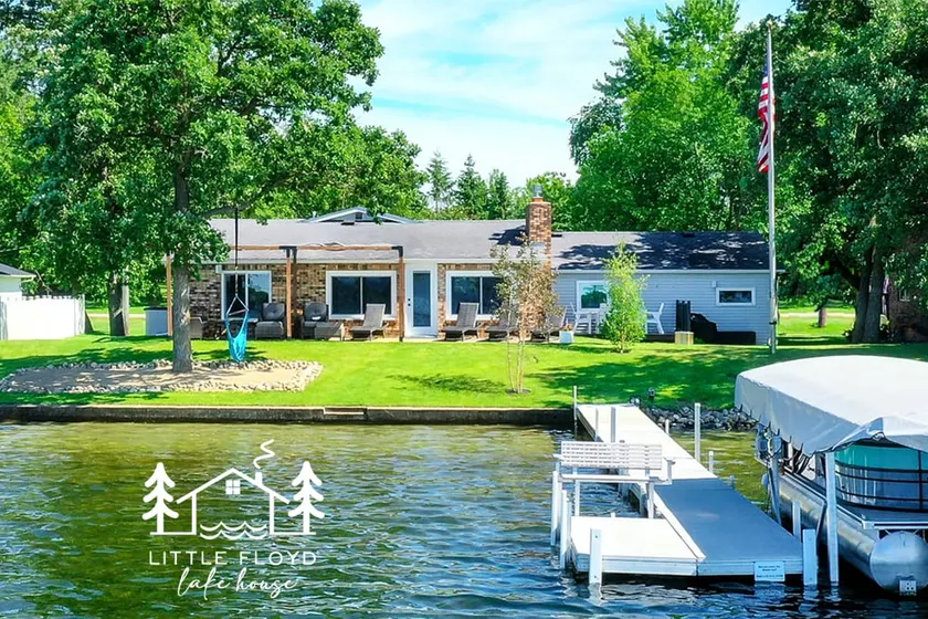 Steps from the lake. Lily pad, pontoon, trolls. - Image 1