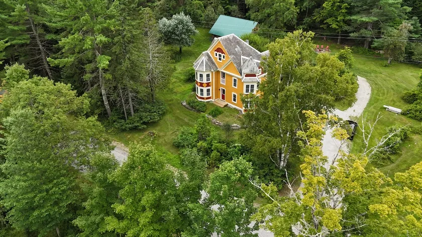 GORGEOUS FAMILY FRIENDLY VICTORIAN WITH ALL NATURAL CEDAR HOT TUB NEAR GORE MT - Image 1