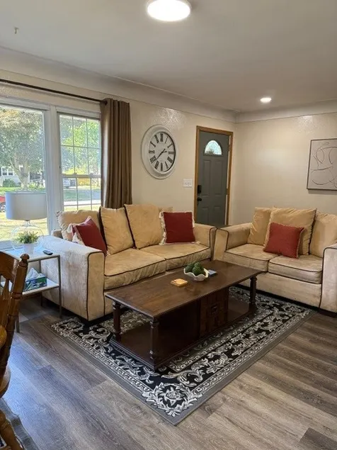 *Convenient and Homey* 4 BR 1 BA w/King Bed - Image 1