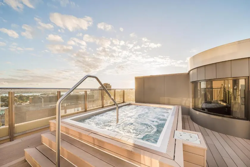 Sensational Hyde Park Oasis | Balcony + Pool & Gym - Image 1
