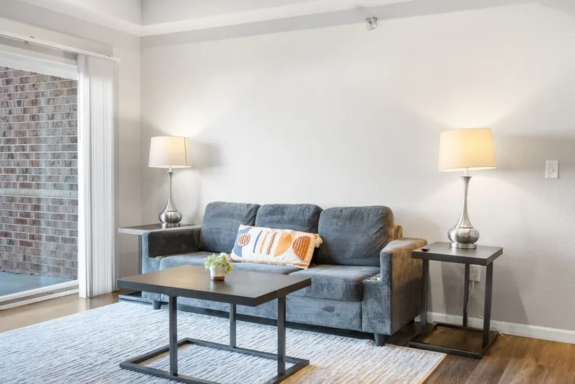 Beautiful 2 Bed 2 Bath Apartment - Image 1