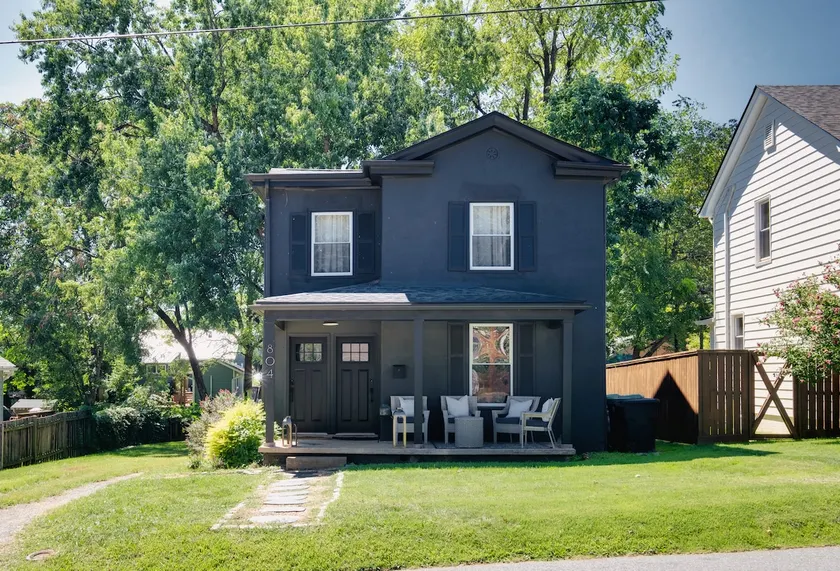 Montrose Manor- In the heart of Belmont! - Image 1