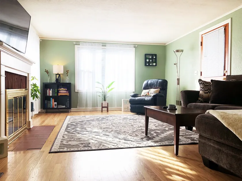 3-Bed Vintage Charm: Walk to Hayward Field - Image 1