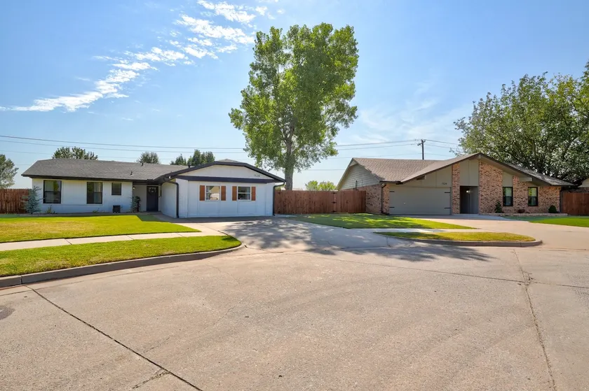 2 Clean and Updated Homes for Large Families in Moore - Image 1