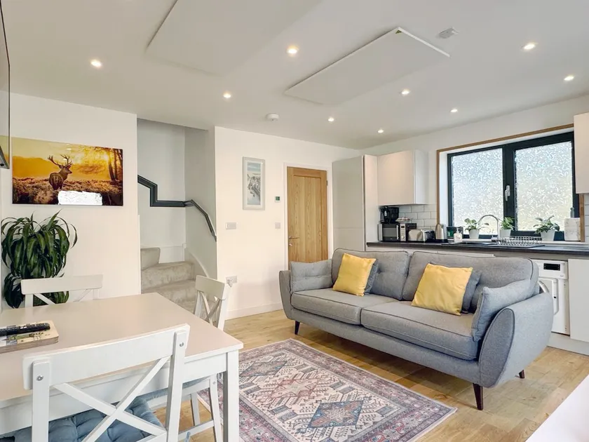 Contemporary Maisonette: Central, Quiet Location - Image 1