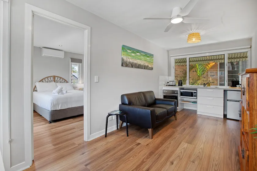 Pet-Friendly Studio with Pool & Pontoon Access - Image 1