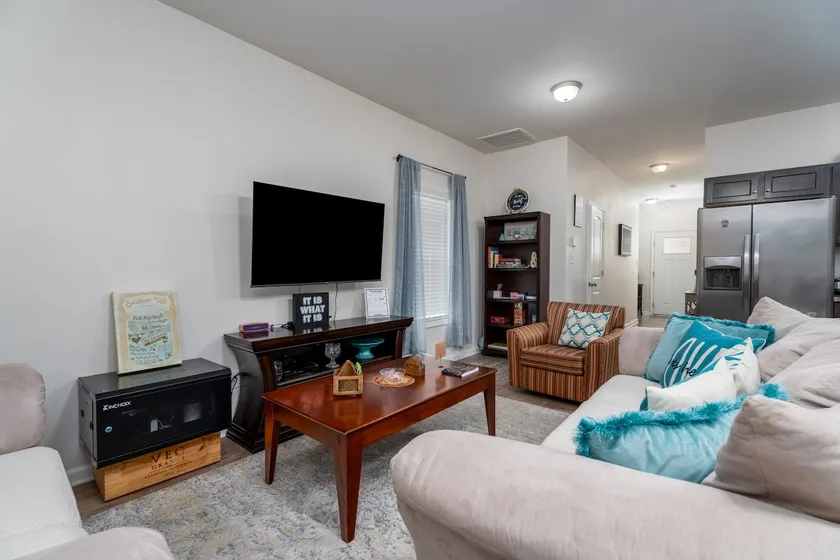 Roomy Townhouse Near Military Base and Beaches - Image 1