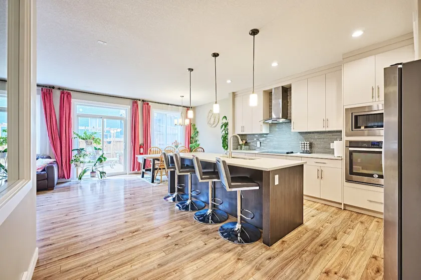 Spacious Home 7BR|5BA|2Kit – Near Airport & Banff - Image 1