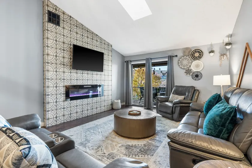 Luxury Pet Friendly Penthouse 5 Minutes from Strip - Image 1
