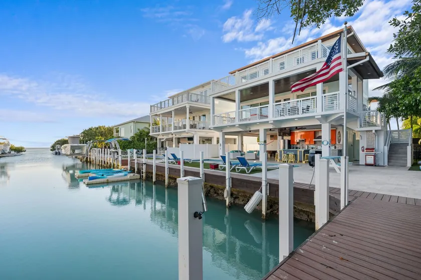 Luxury Waterfront Oasis w Heated Pool and 50' Dock - Image 1
