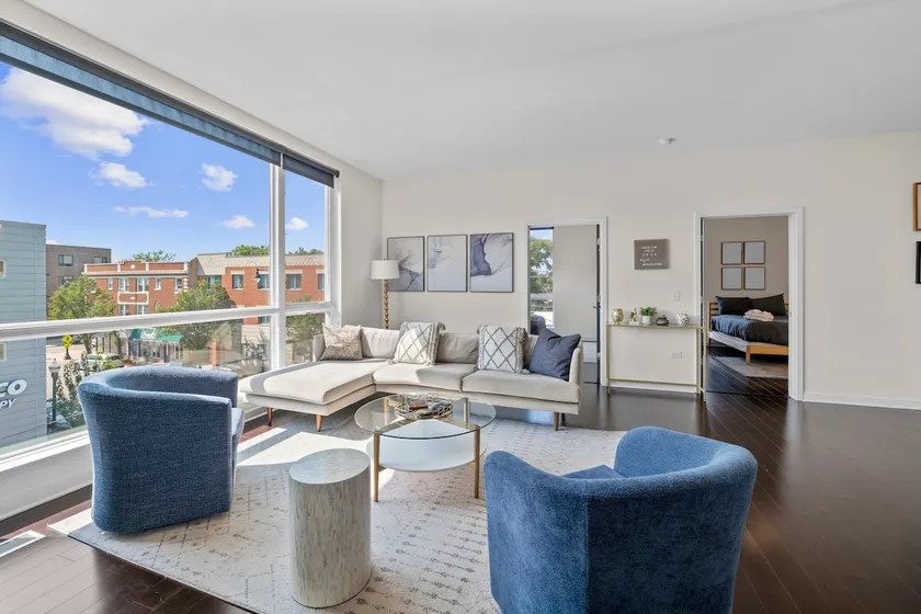 Rogers Park Stay Near Loyola, Transit w/ Parking - Image 1
