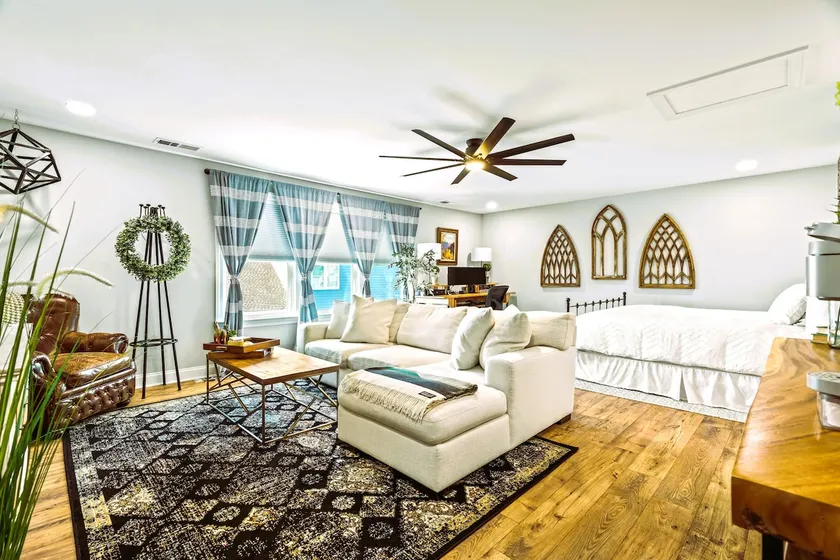 Studio Apartment with King Bed - Image 1
