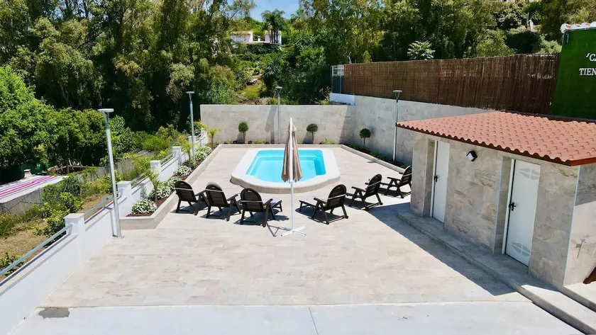 Dream Rural Getaway: Pool, Park and BBQ - Image 1